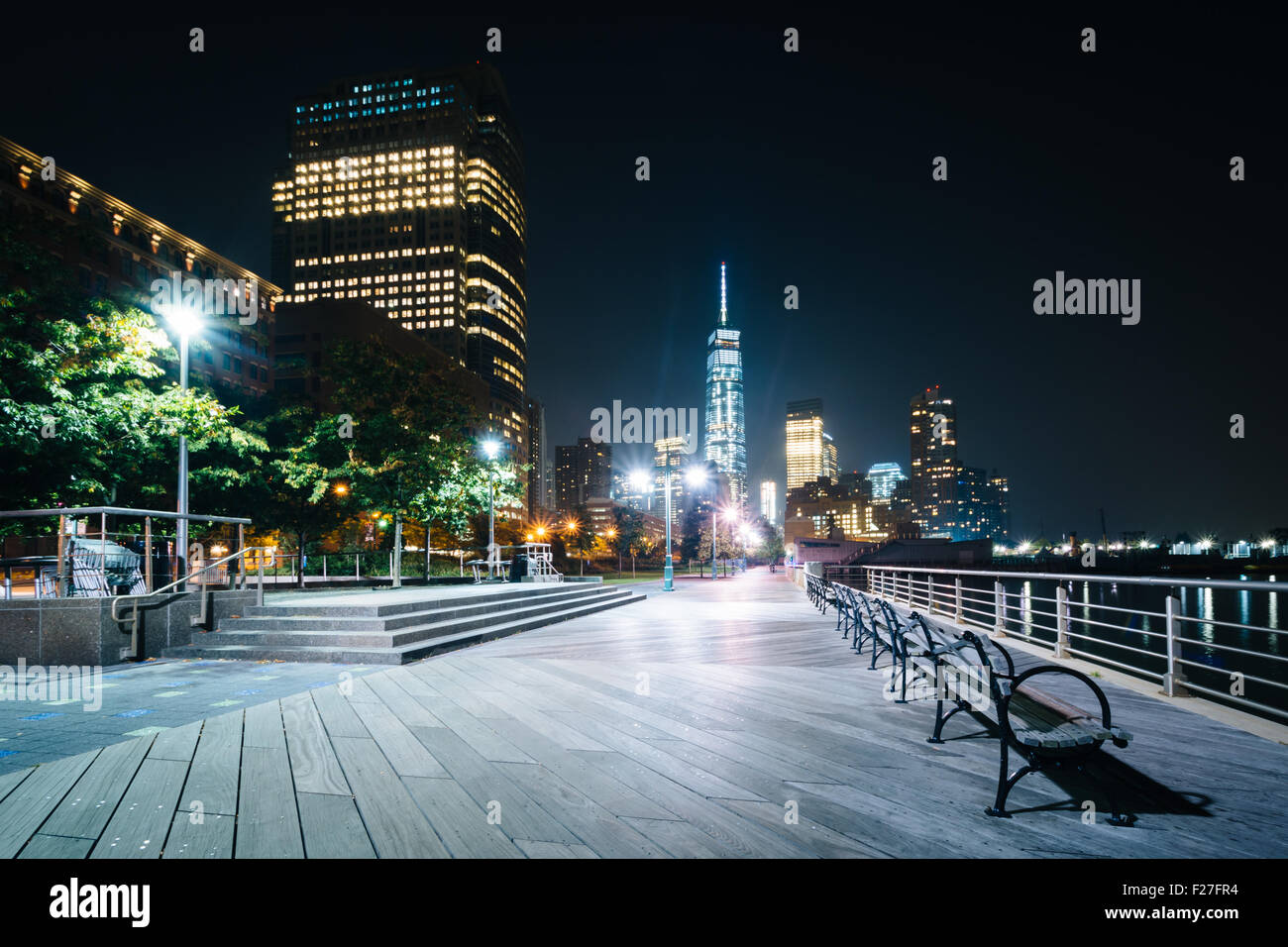 Uferpromenade am Hudson River Park in der Nacht in Lower Manhattan, New York. Stockfoto