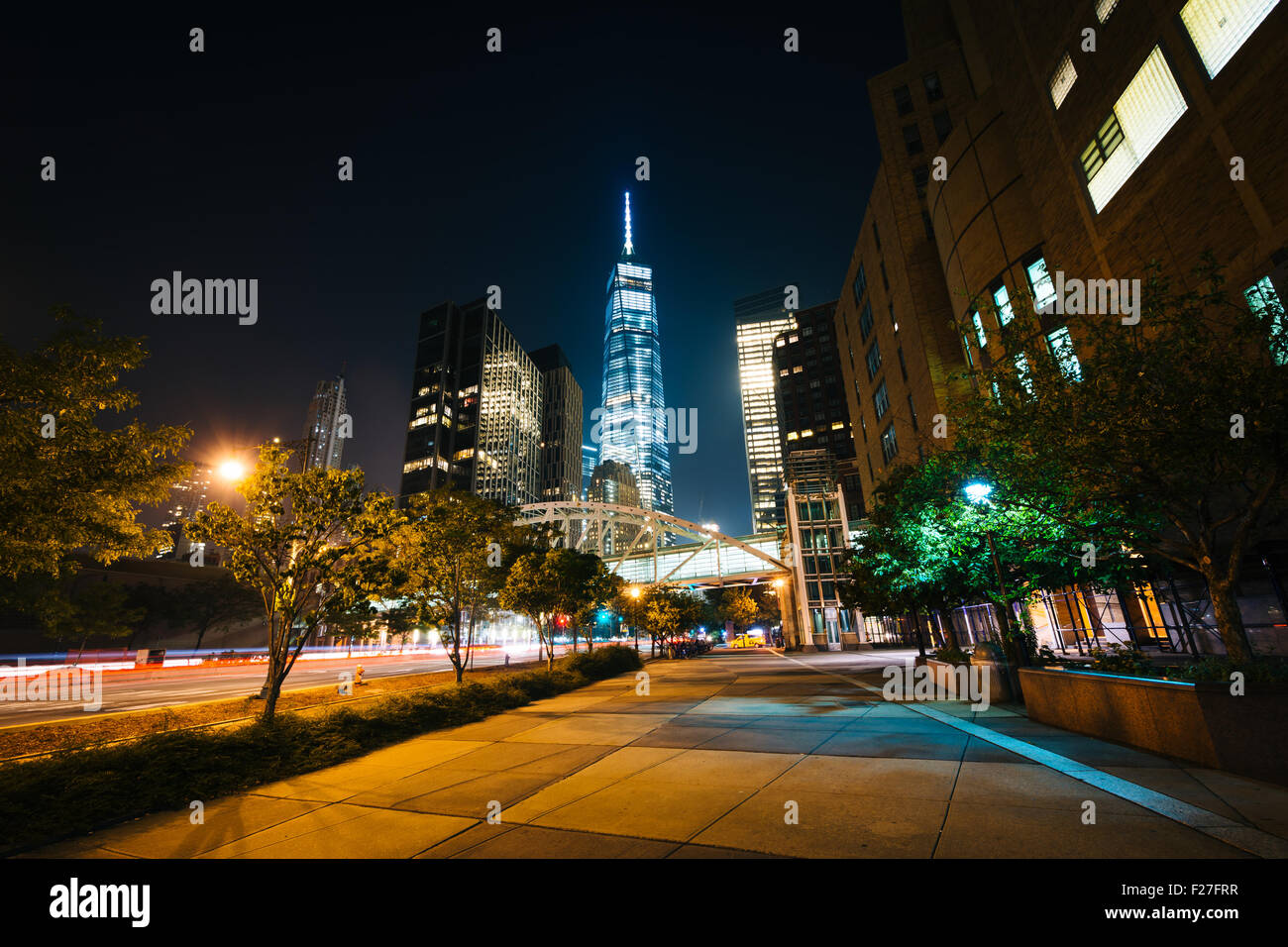 Gehweg und Gebäude in Lower Manhattan in der Nacht, New York. Stockfoto