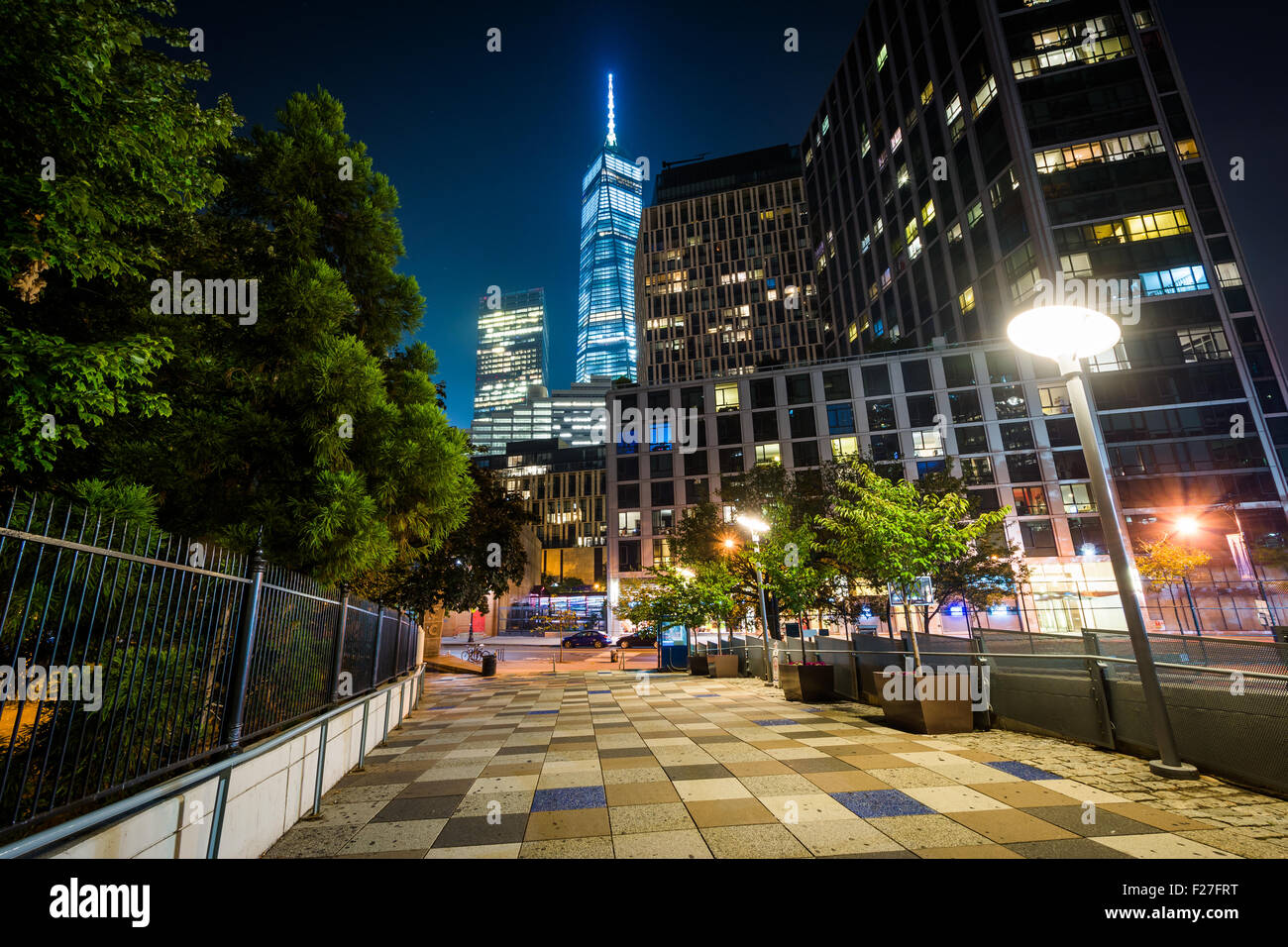 Gehweg und Gebäude in Lower Manhattan in der Nacht, New York. Stockfoto