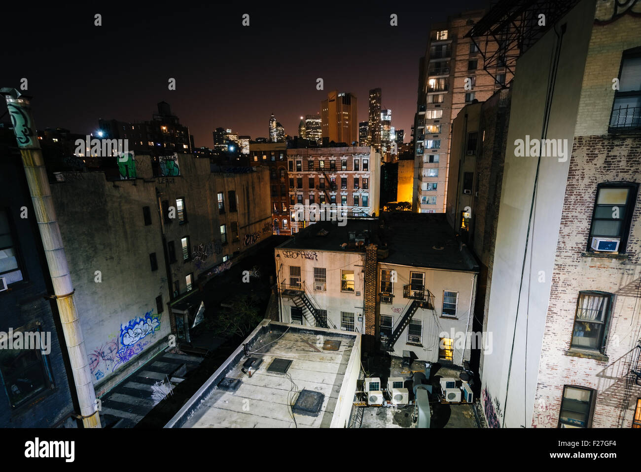Ansicht der Gebäude in der Lower East Side von Manhattan Brücke Gehweg in der Nacht in Manhattan, New York. Stockfoto