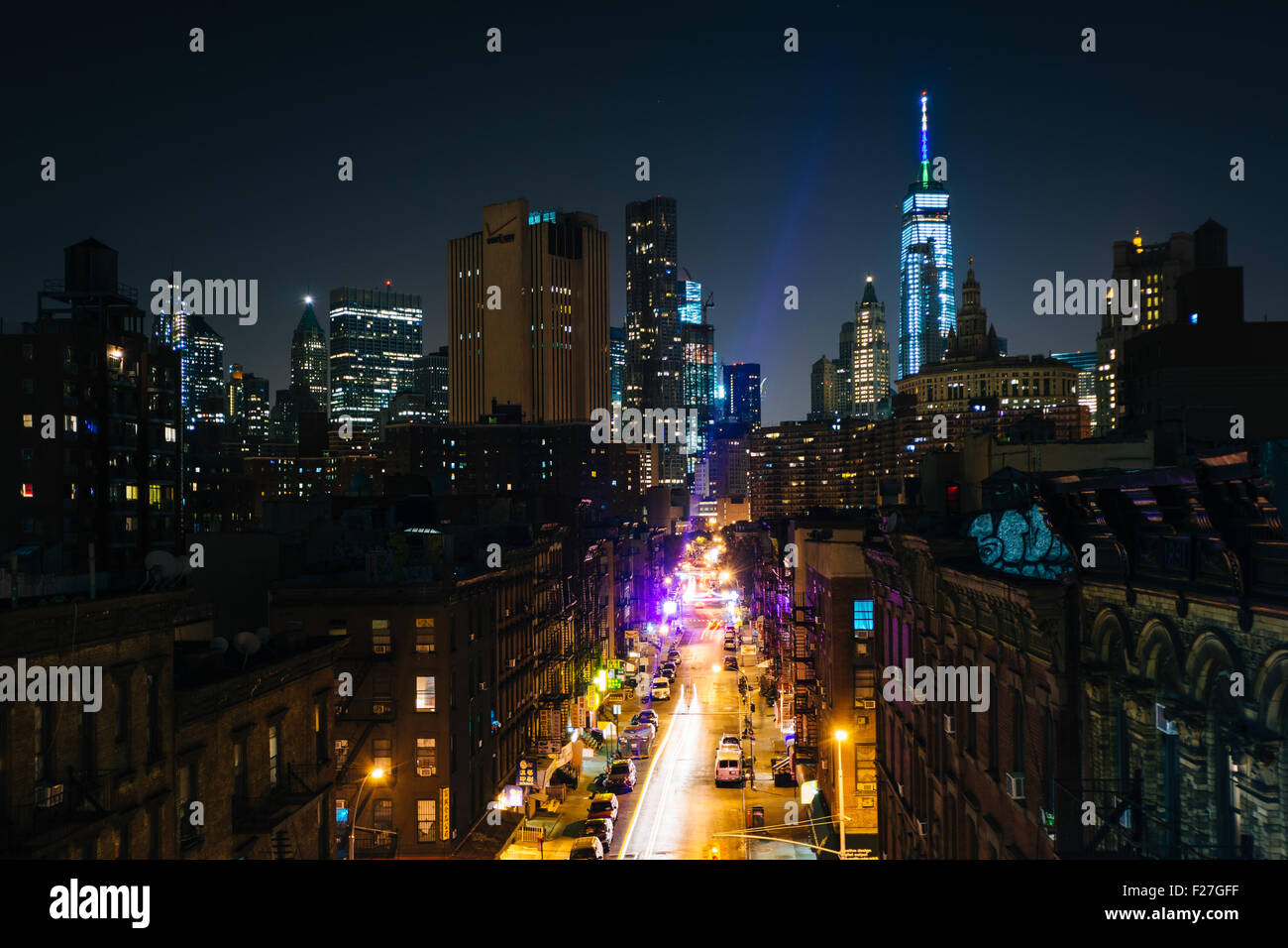 Ansicht der Monroe Street in der Nacht, von der Manhattan Bridge Gehweg in der Lower East Side, Manhattan, New York. Stockfoto