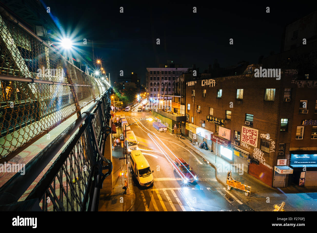 Ansicht der Market Street in der Nacht, von der Manhattan Bridge Gehweg in der Lower East Side, Manhattan, New York gesehen. Stockfoto