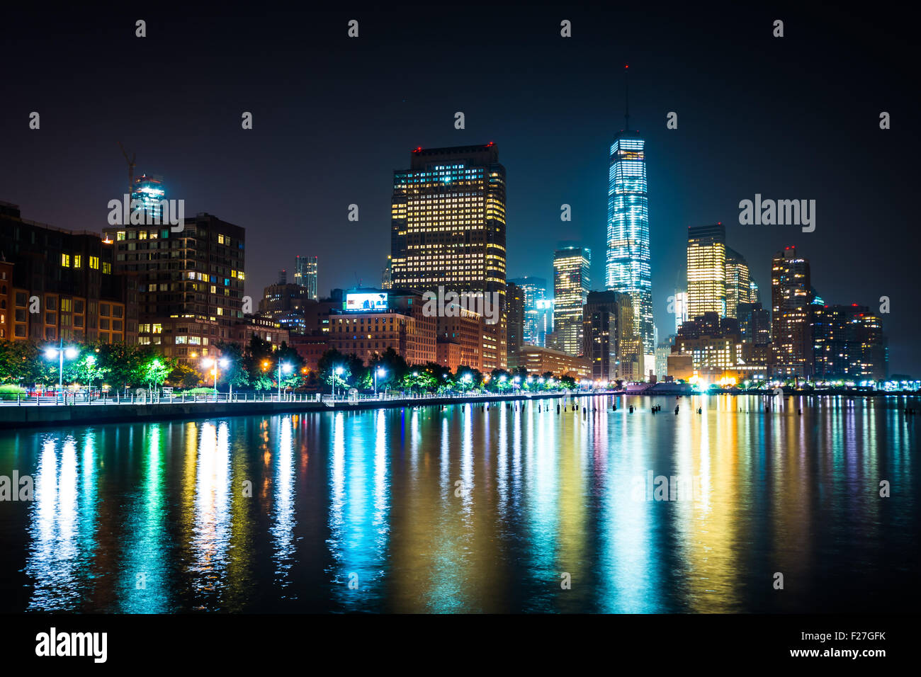 Blick auf Lower Manhattan von Pier 34 in der Nacht, im Hudson River Park, Manhattan, New York. Stockfoto