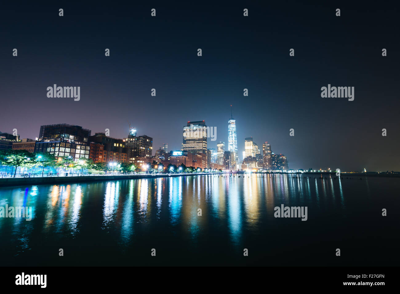Blick auf Lower Manhattan von Pier 34 in der Nacht, im Hudson River Park, Manhattan, New York. Stockfoto
