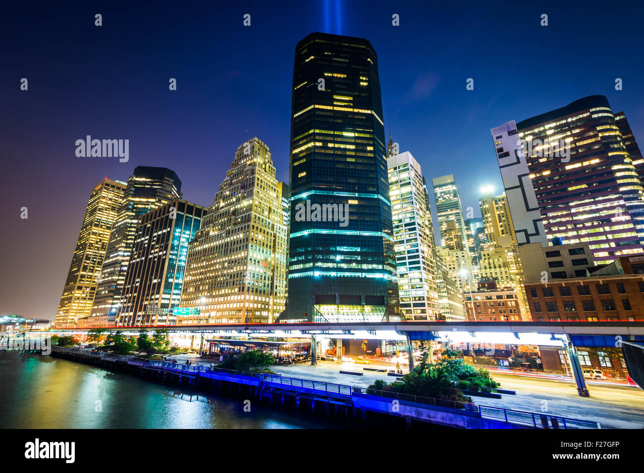 Blick auf Lower Manhattan von Pier 15 in der Nacht in Manhattan, New York. Stockfoto