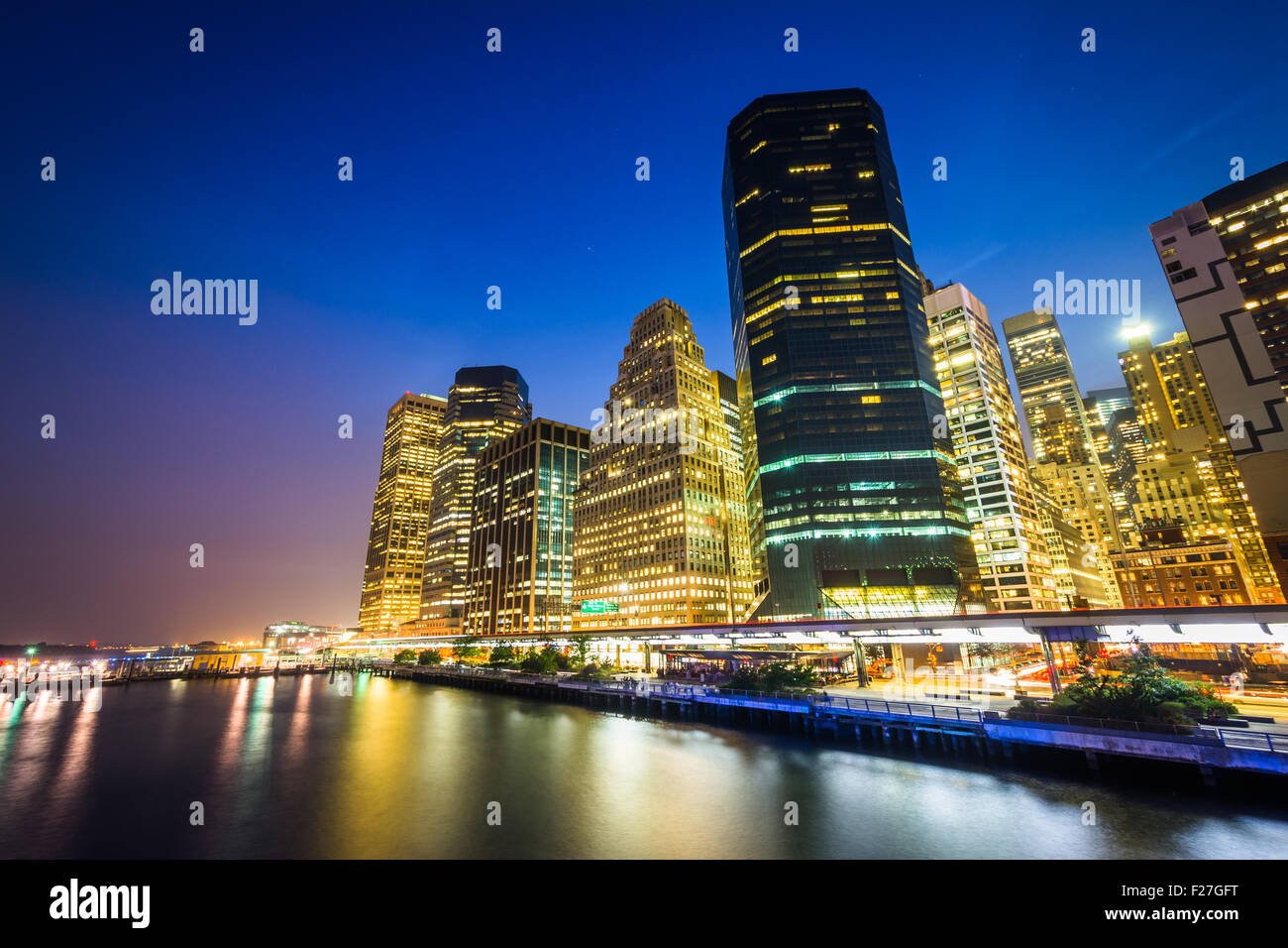 Blick auf Lower Manhattan von Pier 15 in der Nacht in Manhattan, New York. Stockfoto