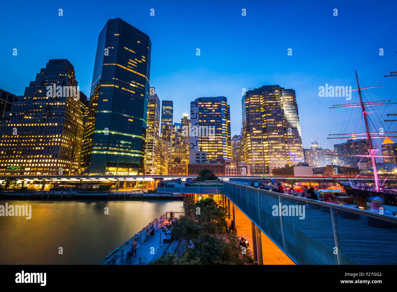 Blick auf Lower Manhattan von Pier 15 in der Nacht in Manhattan, New York. Stockfoto