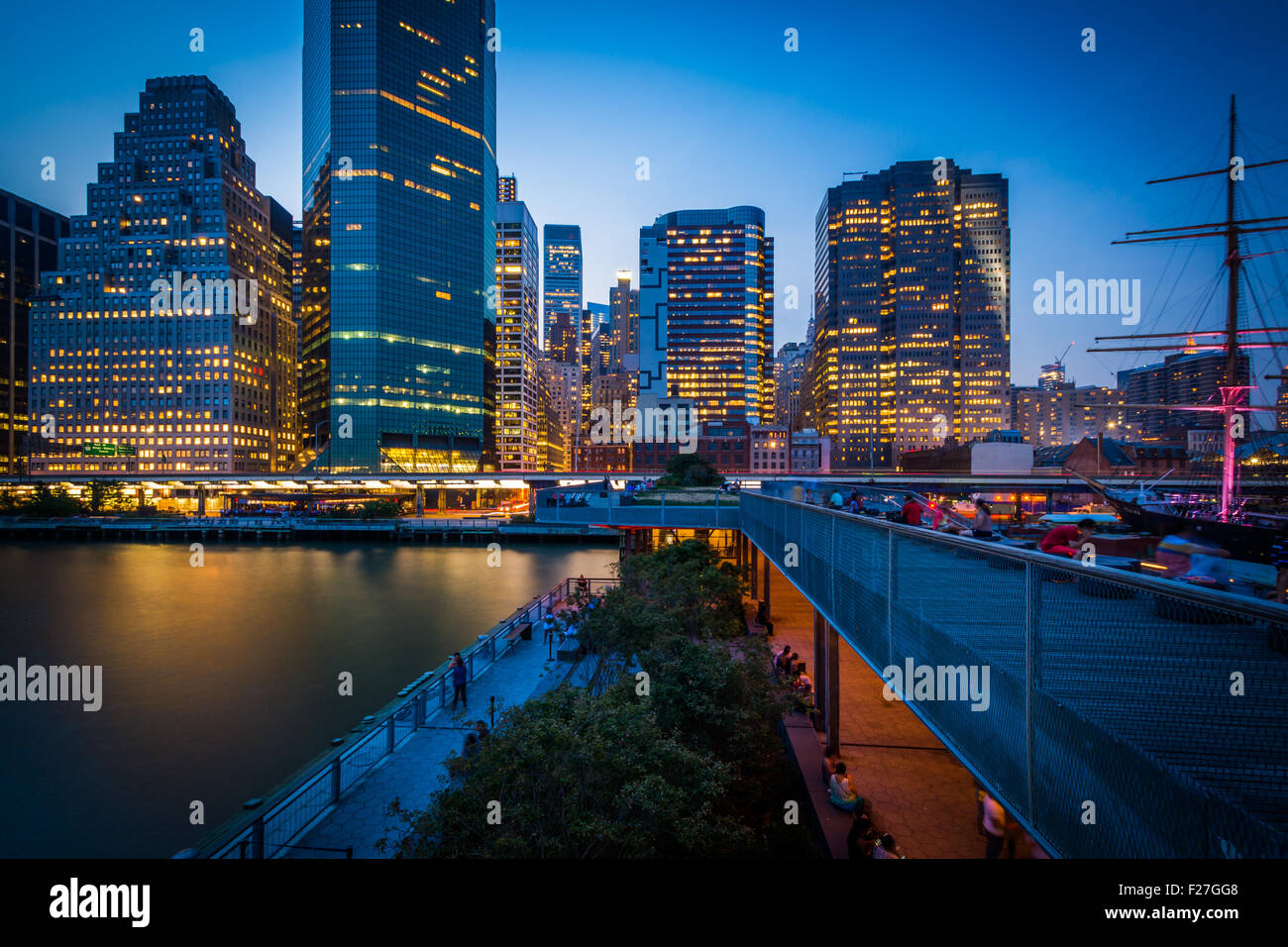 Blick auf Lower Manhattan von Pier 15 in der Nacht in Manhattan, New York. Stockfoto