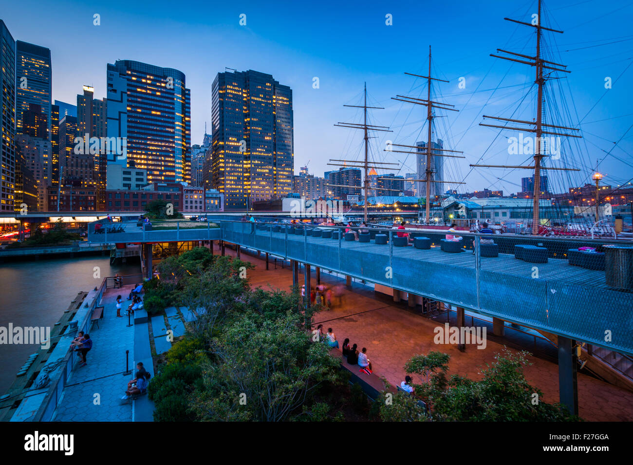 Blick auf Lower Manhattan von Pier 15 in der Nacht in Manhattan, New York. Stockfoto