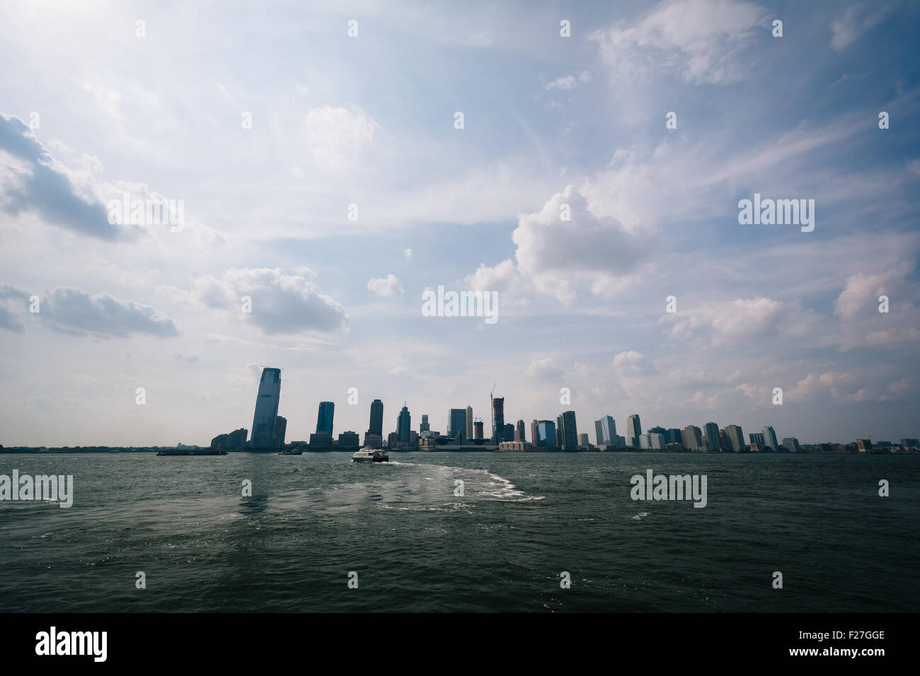 Blick auf Jersey City von Battery Park City, in Manhattan, New York. Stockfoto