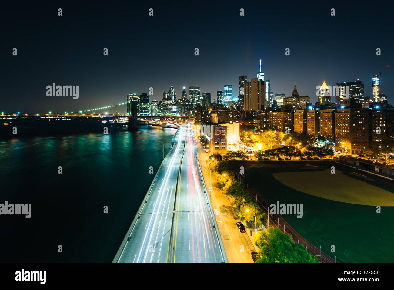 Blick auf den FDR Drive und dem East River in der Nacht, von der Manhattan Bridge Gehweg in der Lower East Side, Manhattan, New York. Stockfoto