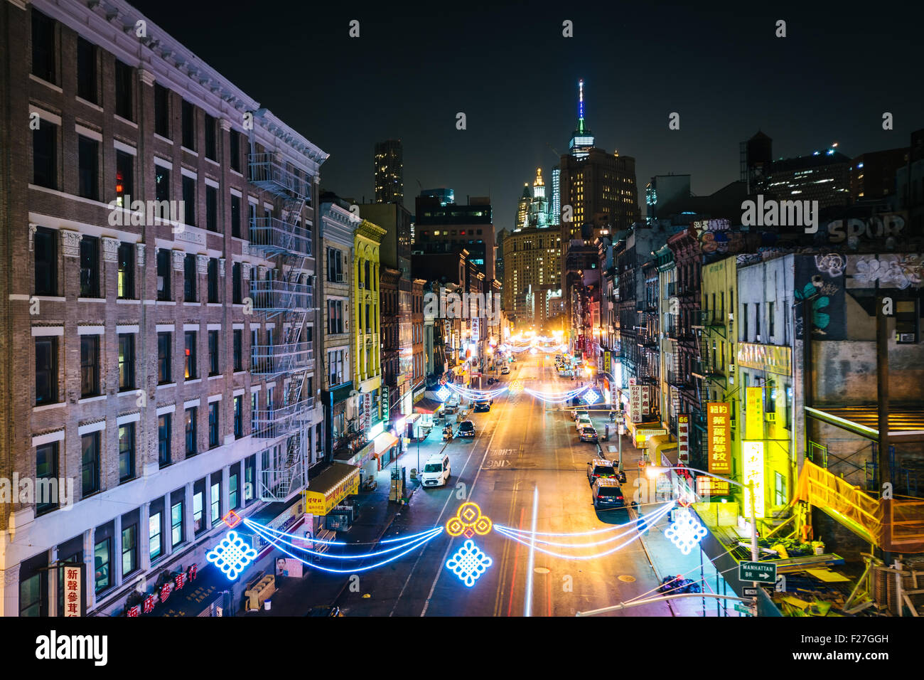 Blick auf East Broadway bei Nacht, in der Lower East Side in Manhattan, New York. Stockfoto