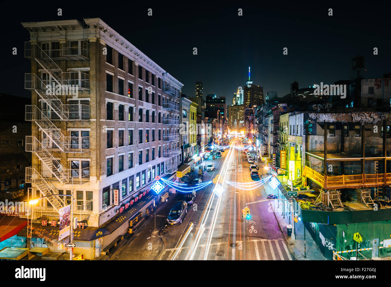 Blick auf East Broadway bei Nacht, in der Lower East Side in Manhattan, New York. Stockfoto