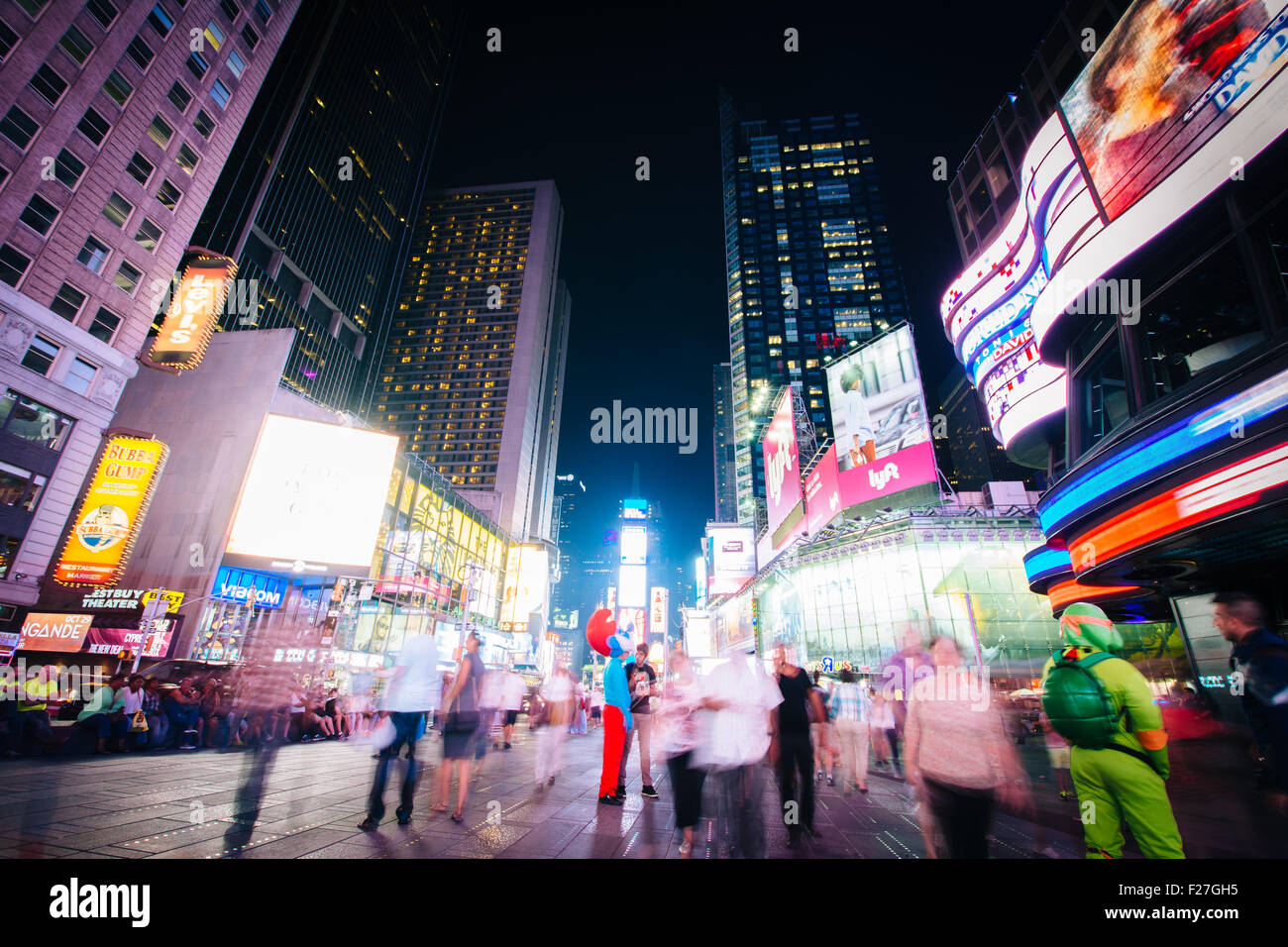Times Square bei Nacht, in Midtown Manhattan, New York. Stockfoto