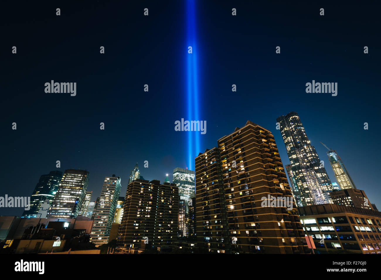 Der Tribute in Light über Gebäude in Manhattan in der Nacht, in Lower Manhattan, New York. Stockfoto