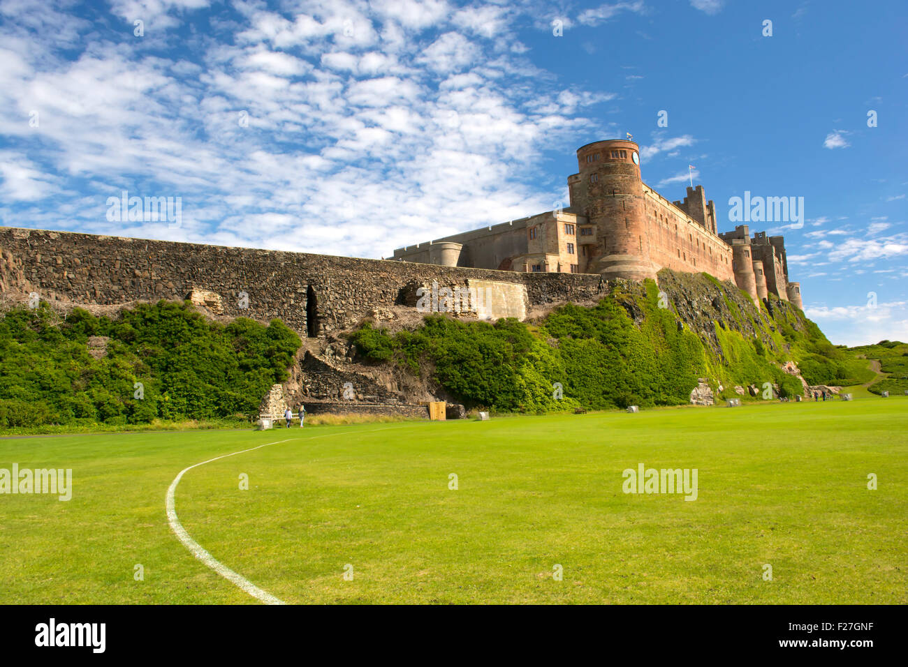 Bamburgh Castle aus dem nahe gelegenen Cricket-grün Stockfoto