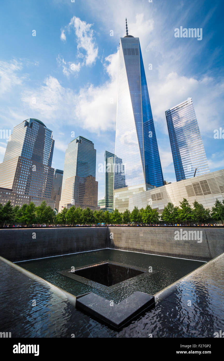 Das National September 11 Memorial und 1 World Trade Center in Lower Manhattan, New York. Stockfoto
