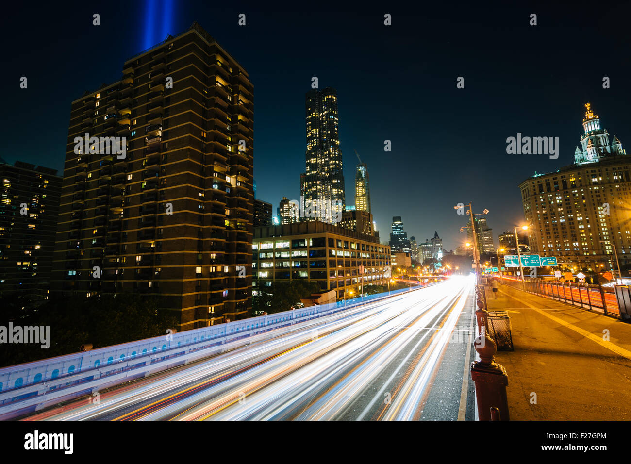 Die Brooklyn Bridge und Gebäude in Manhattan in der Nacht, in Lower Manhattan, New York. Stockfoto