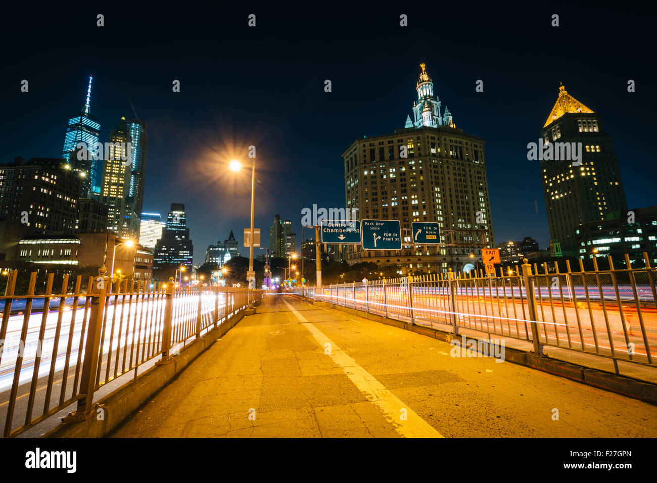 Der Brooklyn Brücke Gehweg in der Nacht, in Lower Manhattan, New York. Stockfoto