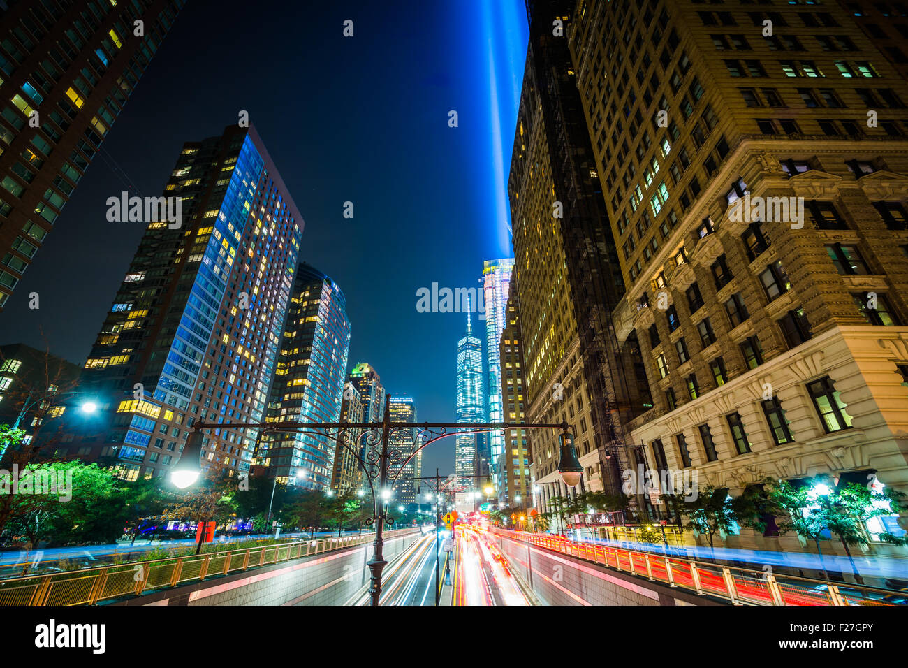Der Battery Park-Unterführung und 1 World Trade Center mit der Tribute in Light, gesehen in der Nacht in Lower Manhattan, New York. Stockfoto