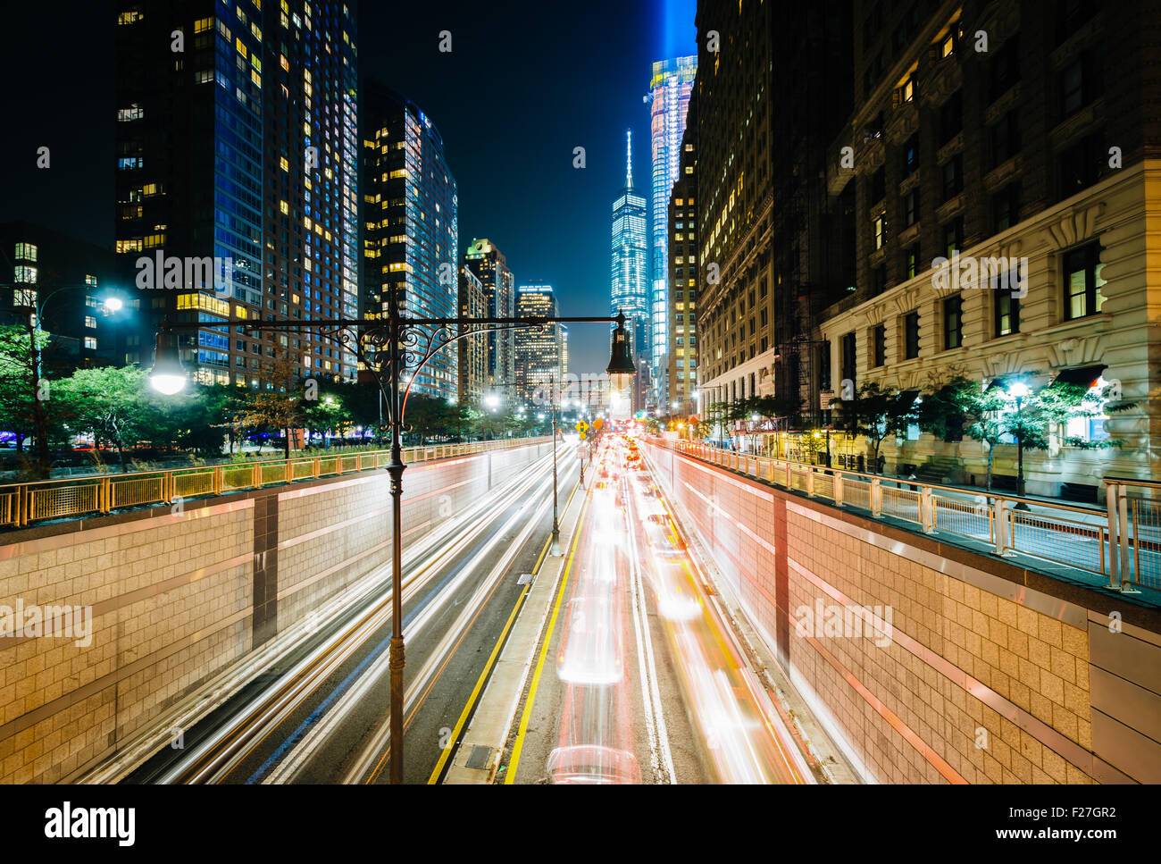 Der Battery Park-Unterführung und 1 World Trade Center mit der Tribute in Light, gesehen in der Nacht in Lower Manhattan, New York. Stockfoto