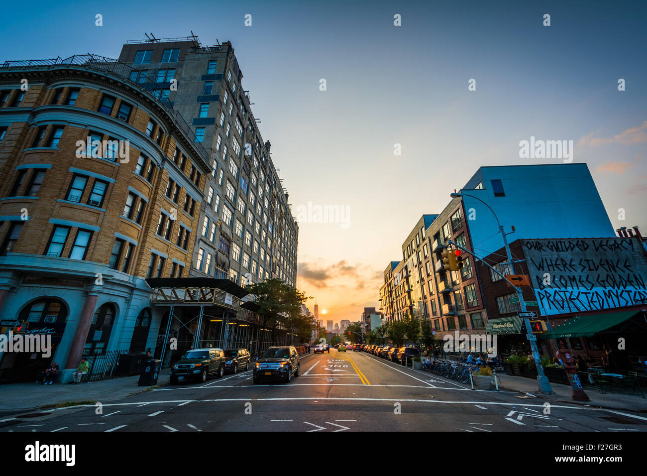 Sonnenuntergang an der Kreuzung von Broadway und Berry Street in Williamsburg, Brooklyn, New York gesehen. Stockfoto