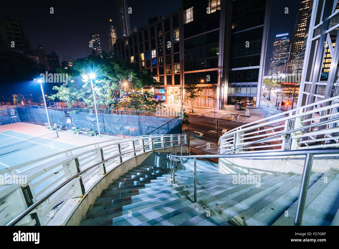 Treppe in der Nacht in Lower Manhattan, New York. Stockfoto