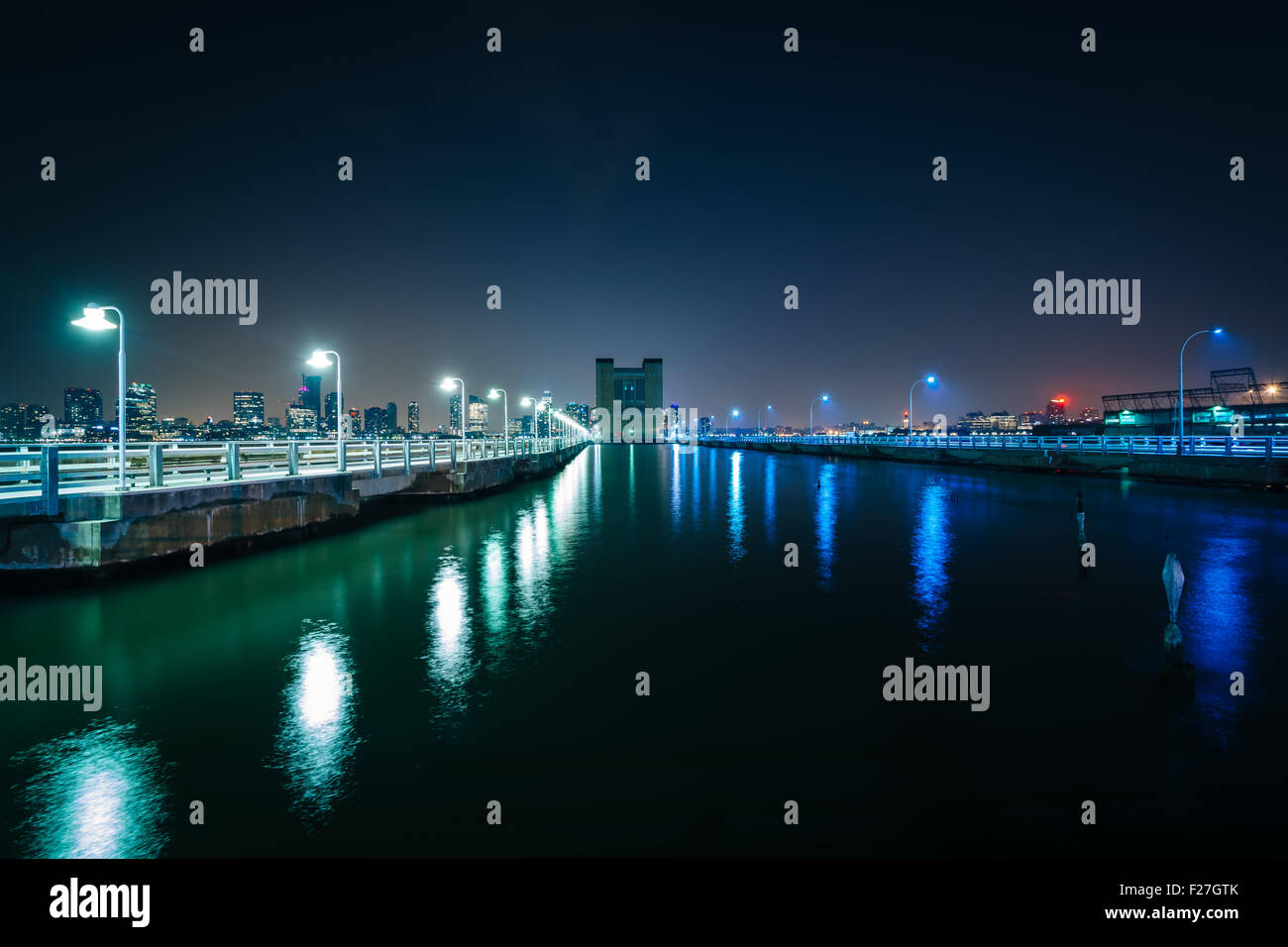34 Pier in der Nacht, am Hudson River Park in Lower Manhattan, New York. Stockfoto