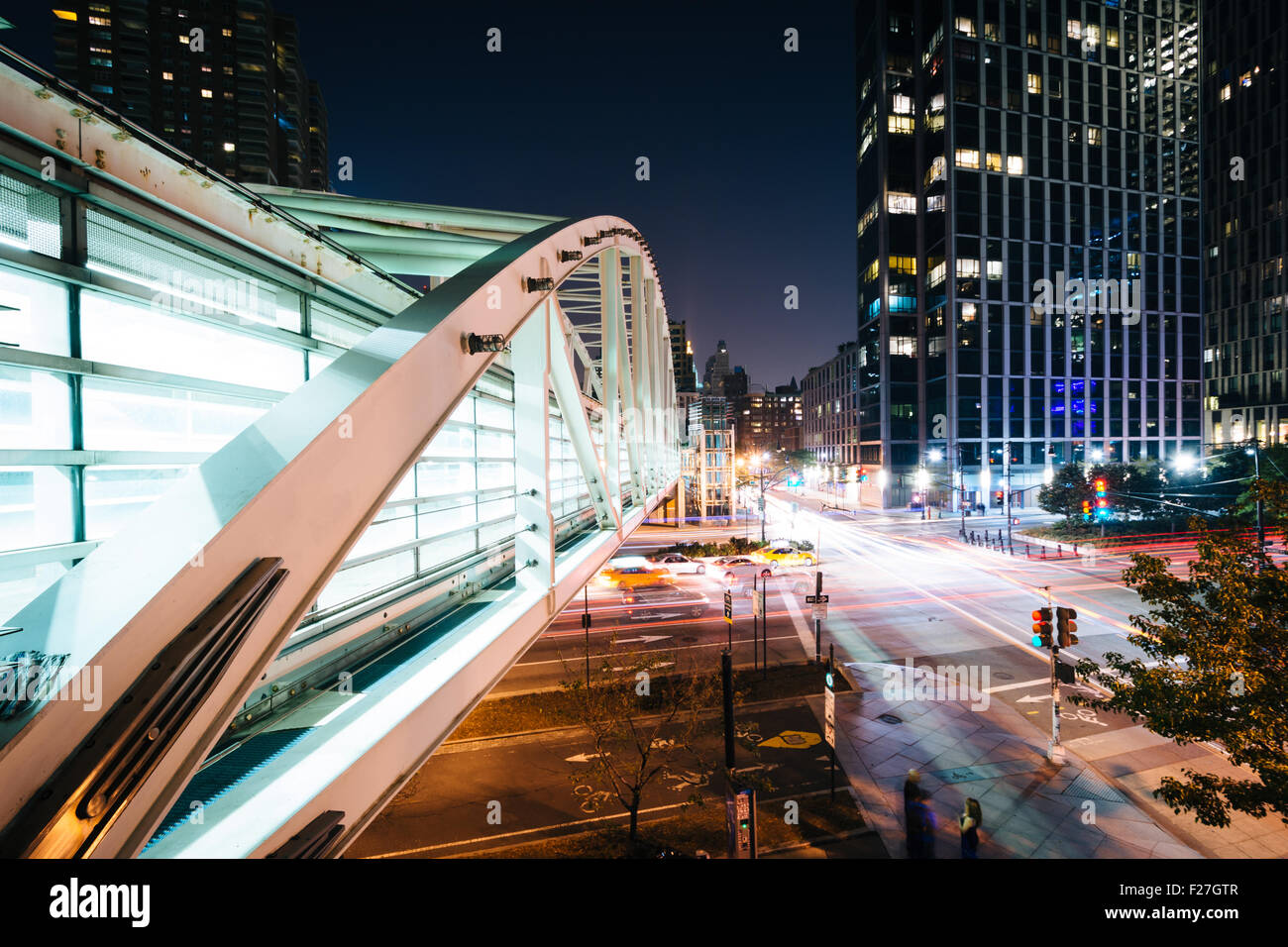 Fußgängerbrücke über 9A in der Nacht, in Lower Manhattan, New York. Stockfoto