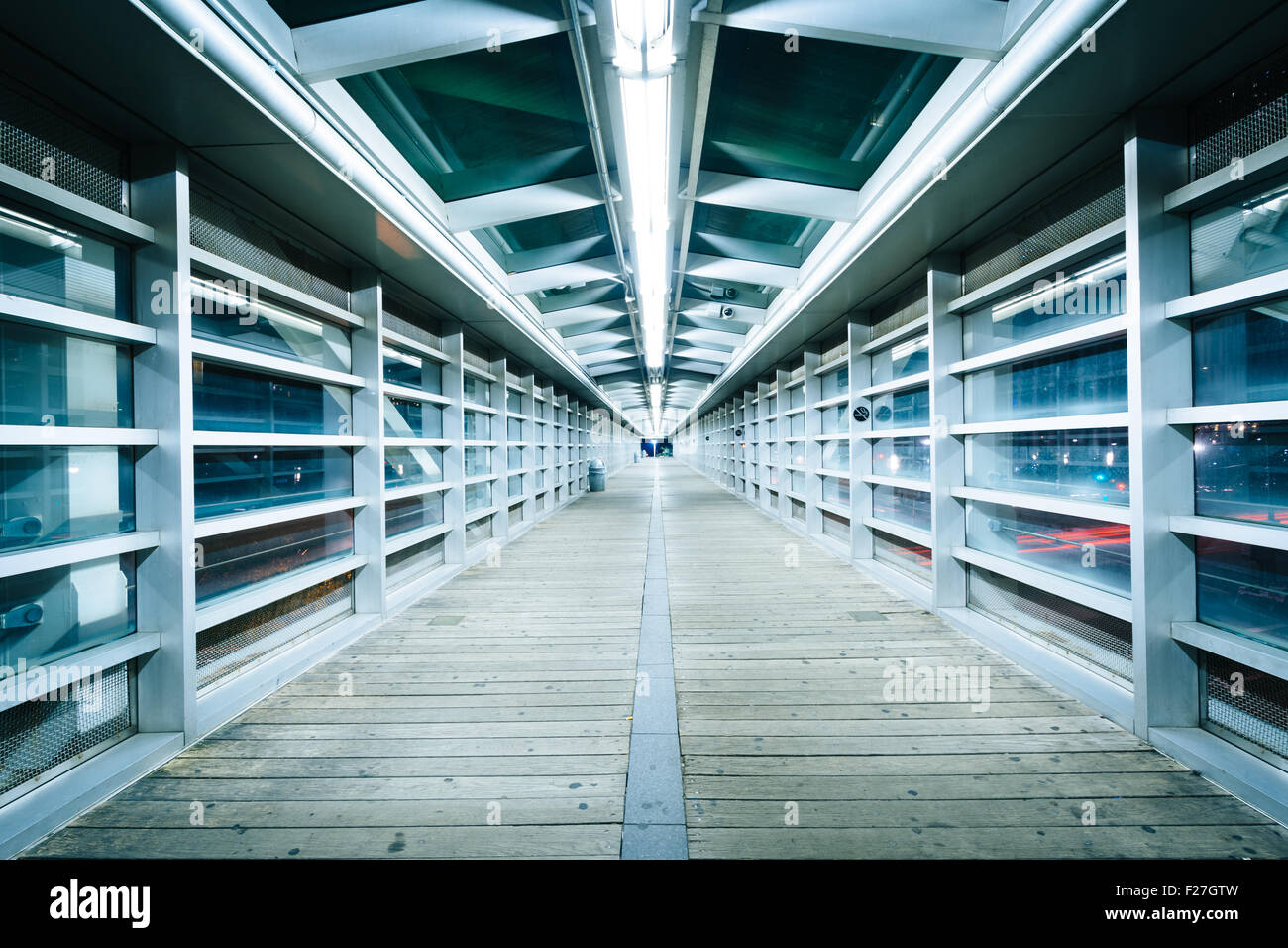 Fußgängerbrücke über 9A in der Nacht, in Lower Manhattan, New York. Stockfoto