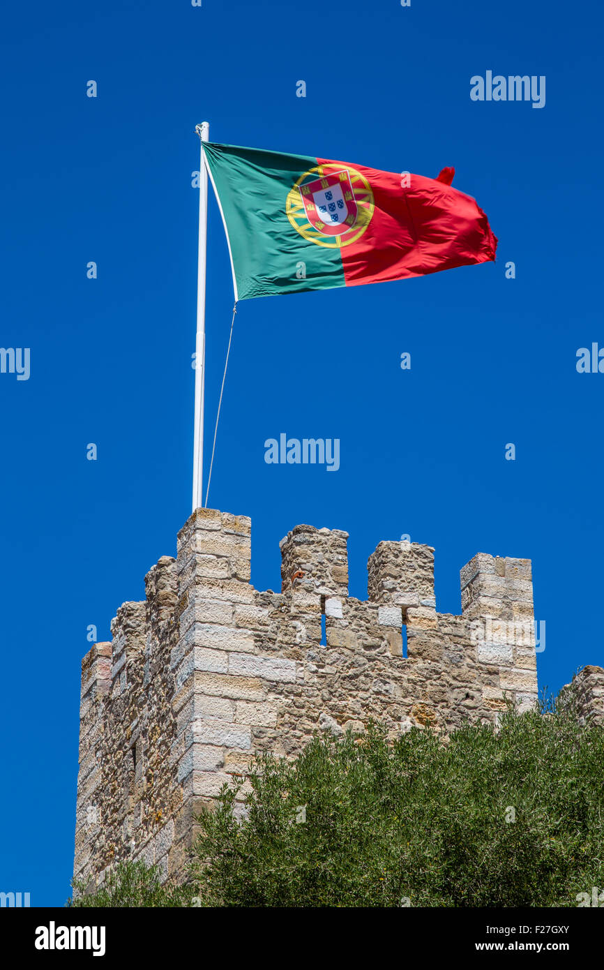 Flagge, die über die maurische Burg S. Jorge auf einem Hügel in Lissabon, Portugal Stockfoto