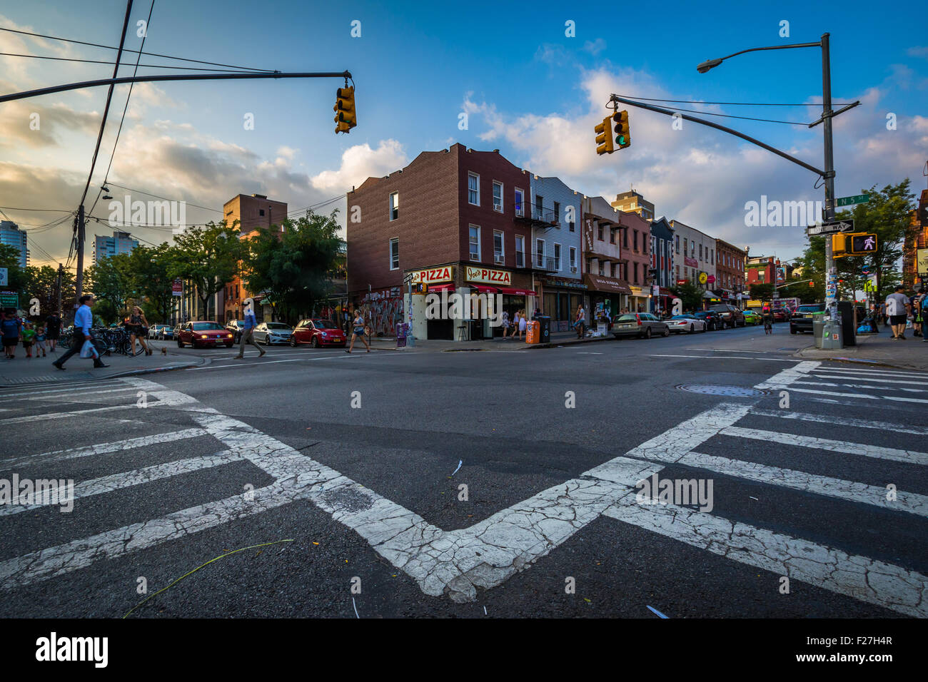 Schnittpunkt der Bedford Avenue und Fifth Street in Williamsburg, Brooklyn, New York. Stockfoto