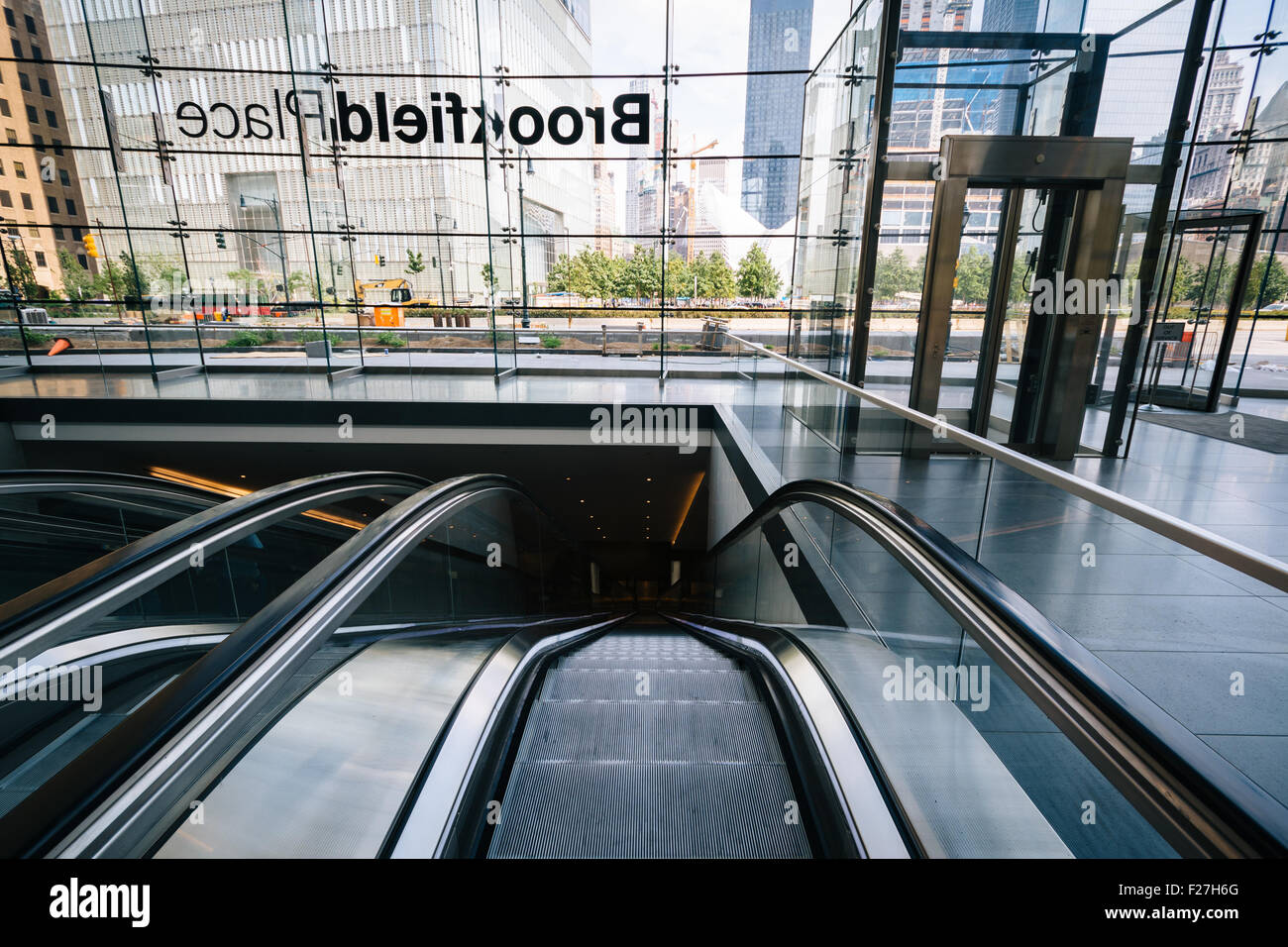 Rolltreppen auf das World Trade Center West Zusammentreffen an Brookfield Place in Lower Manhattan, New York. Stockfoto