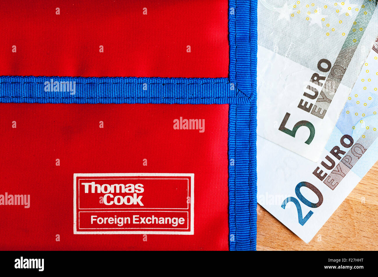 20 Euro und 5 Euro Noten neben einer Thomas Cook Brieftasche für Urlaubsgeld. Stockfoto