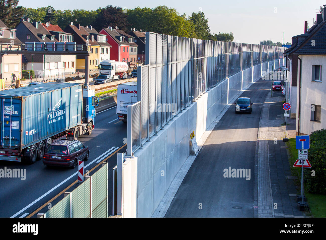 Hohen Lärmschutzwand entlang der A40 Autobahn, Autobahn, in Essen Deutschland, Private Häuser stehen nur 10 Meter entfernt von der Fahrspur Stockfoto