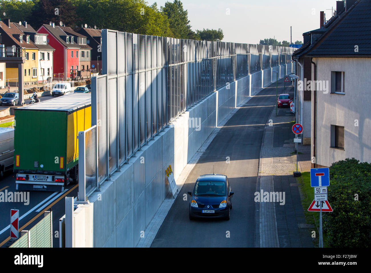 Hohen Lärmschutzwand entlang der A40 Autobahn, Autobahn, in Essen Deutschland, Private Häuser stehen nur 10 Meter entfernt von der Fahrspur Stockfoto