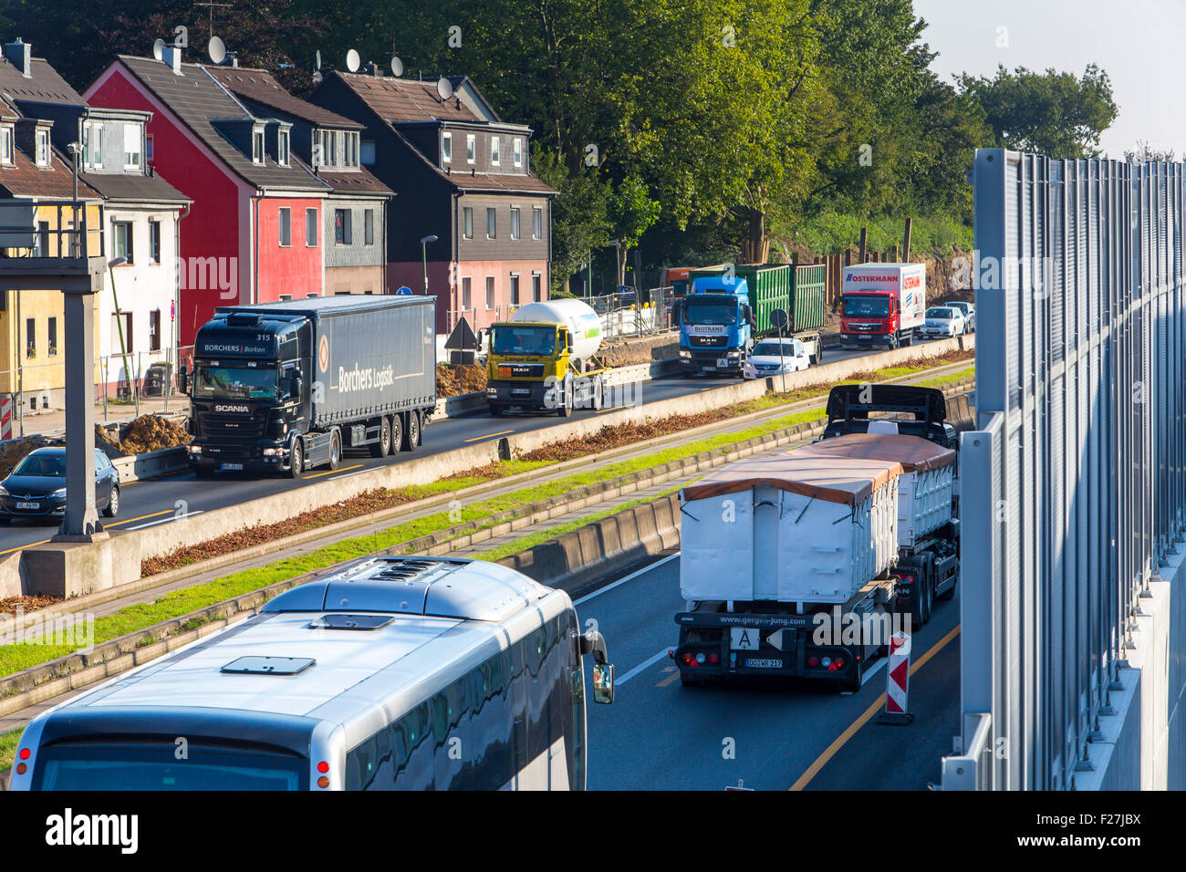 Hohen Lärmschutzwand entlang der A40 Autobahn, Autobahn, in Essen Deutschland, Private Häuser stehen nur 10 Meter entfernt von der Fahrspur Stockfoto