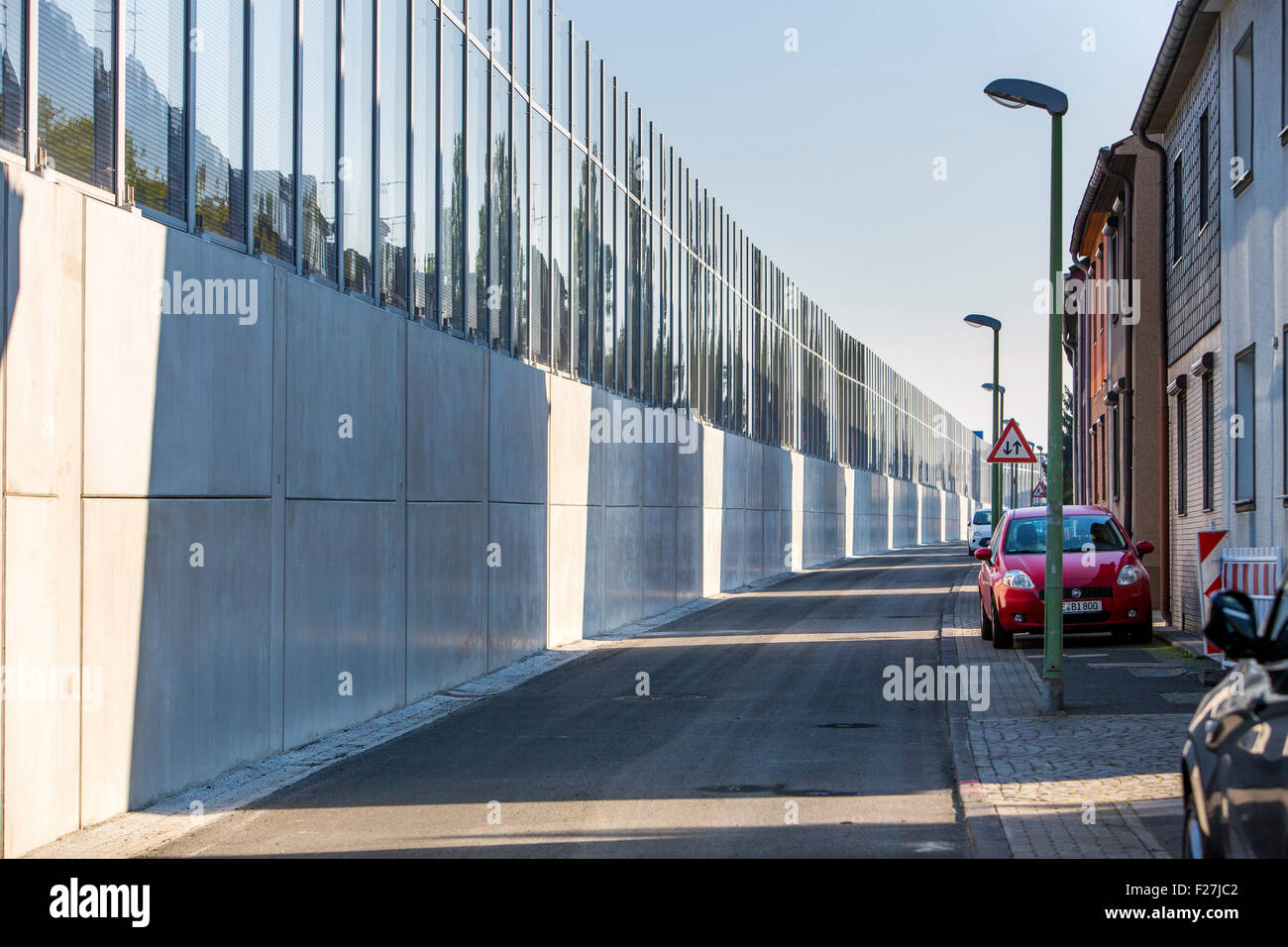 Hohen Lärmschutzwand entlang der A40 Autobahn, Autobahn, in Essen Deutschland, Private Häuser stehen nur 10 Meter entfernt von der Fahrspur Stockfoto