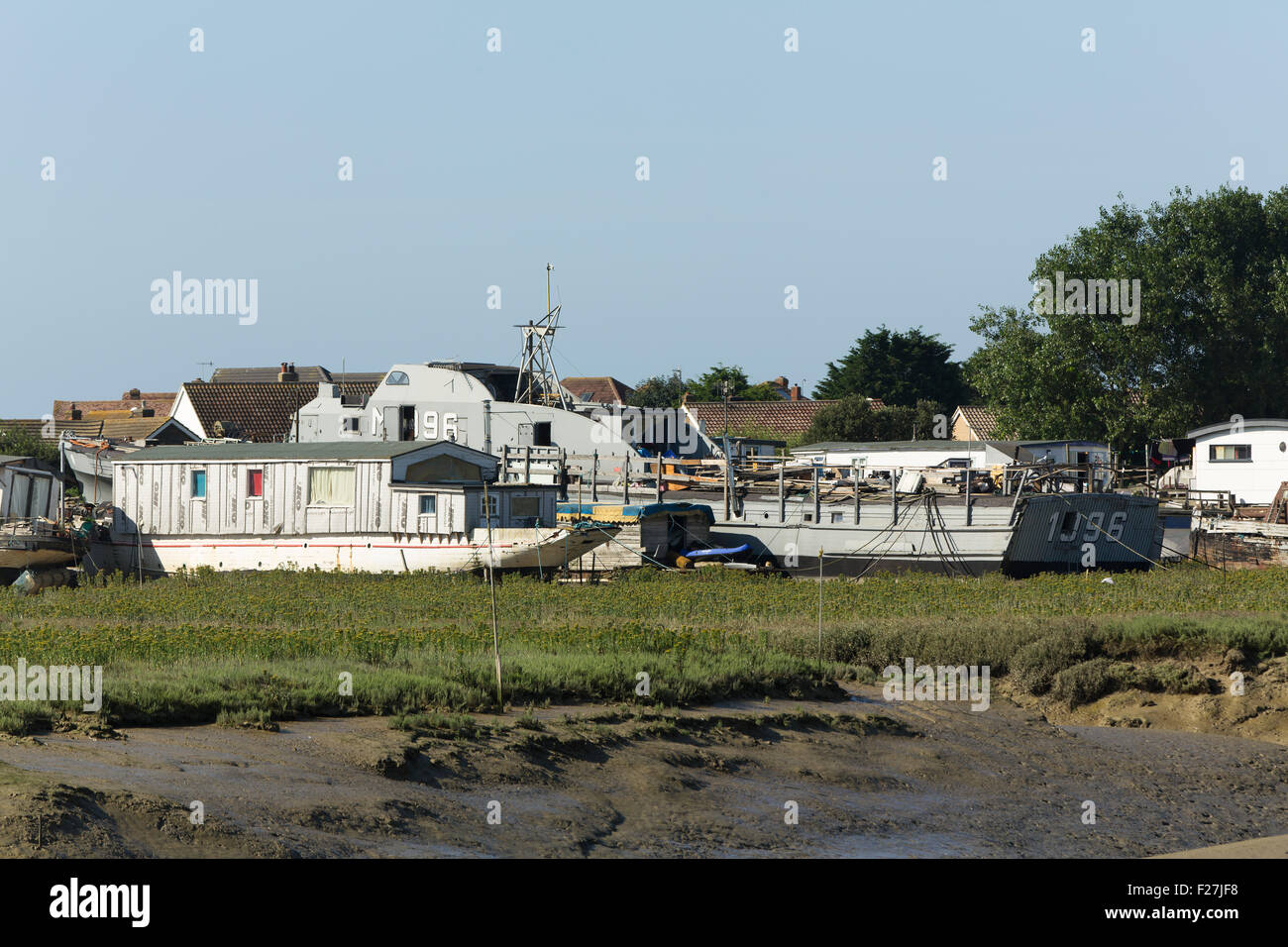 Hausboote auf dem Wattenmeer an den Ufern des Flusses Adur in Shoreham West Sussex. Stockfoto