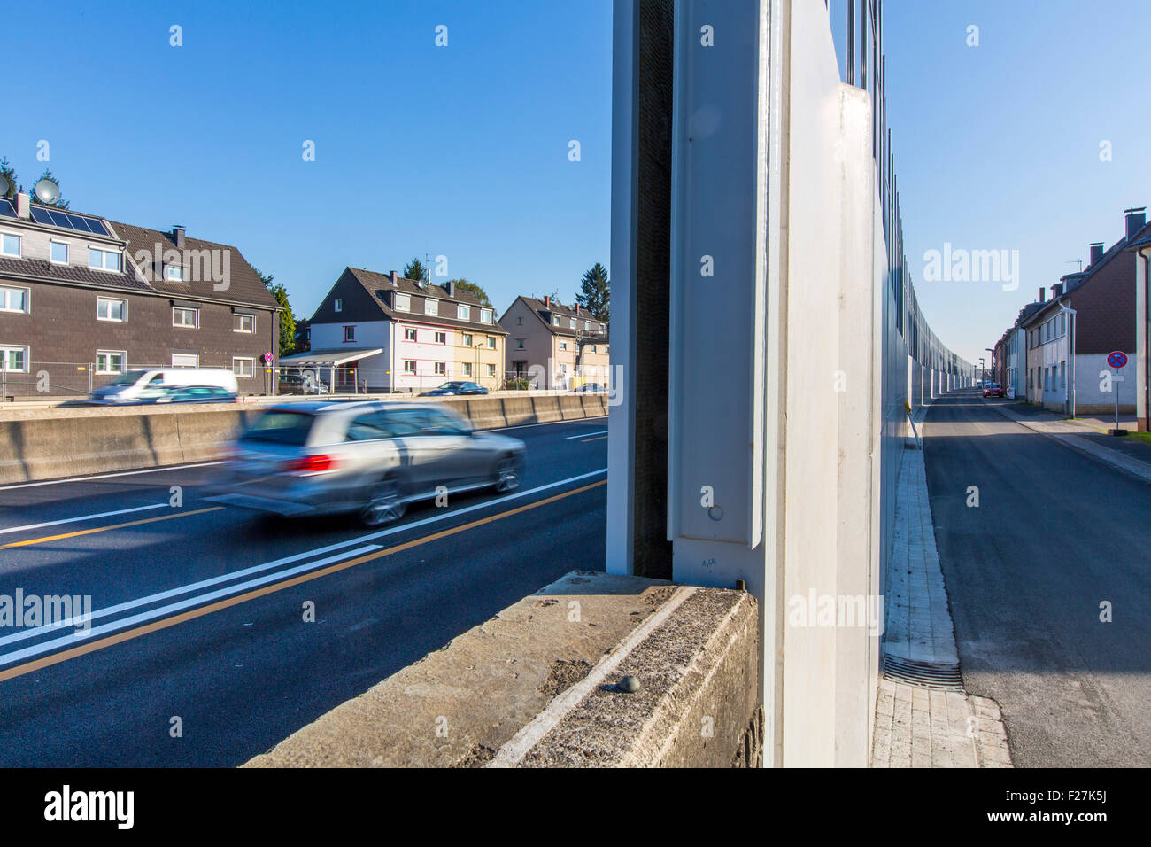 Hohen Lärmschutzwand entlang der A40 Autobahn, Autobahn, in Essen Deutschland, Private Häuser stehen nur 10 Meter entfernt von der Fahrspur Stockfoto