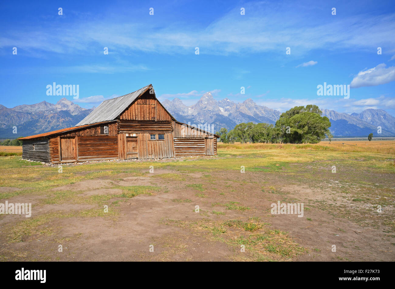 Blick auf den Grand Teton mit historischen Scheune im Vordergrund Stockfoto