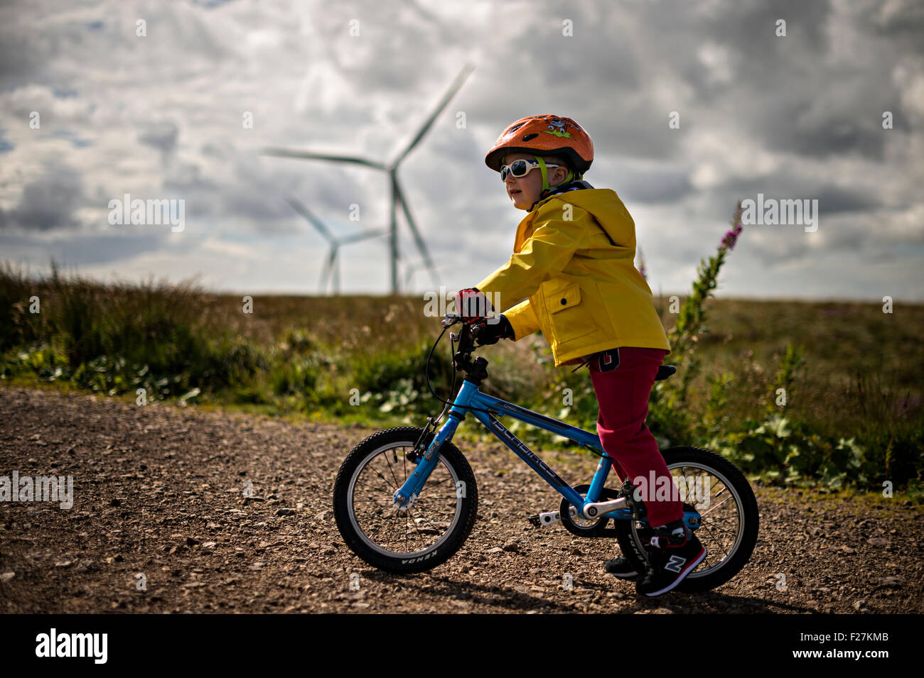 EAGLESHAM, Schottland - AUGUST 28: einen allgemeinen Überblick über ein junges männliches Kind Radfahren auf einem Radweg unter Windkraftanlagen auf Schottisch Stockfoto