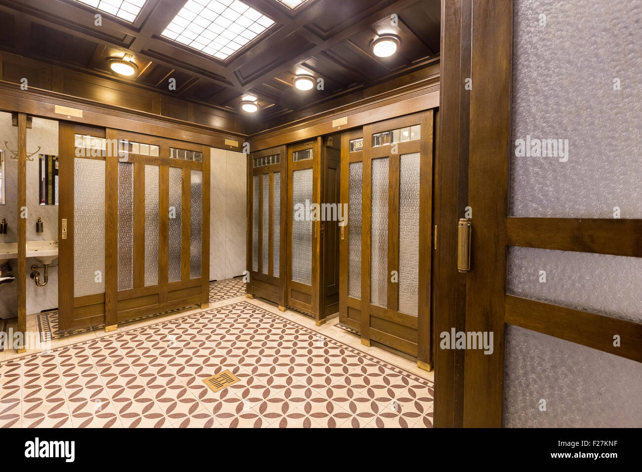 Die berühmten öffentlichen Jugendstil-Toilette am Graben in Wien,  Österreich Stockfotografie - Alamy