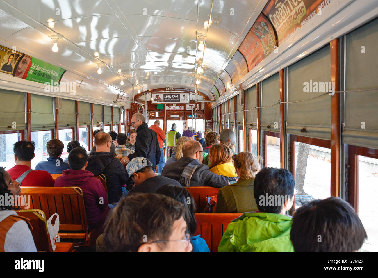 Passagiere sitzen auf klassischen Holzbänken an Bord der berühmten St. Charles Streetcar in New Orleans, LA Stockfoto