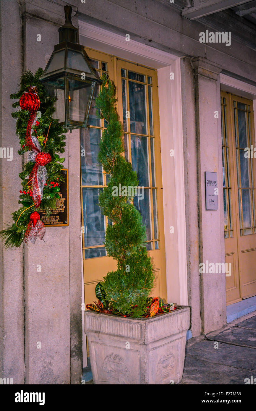 Eingang zum Wahrzeichen, die, das St. James Hotel mit Gaslampe zierte, dekoriert und Magazine Street in New Orleans, LA Formschnitt weiterleben Stockfoto