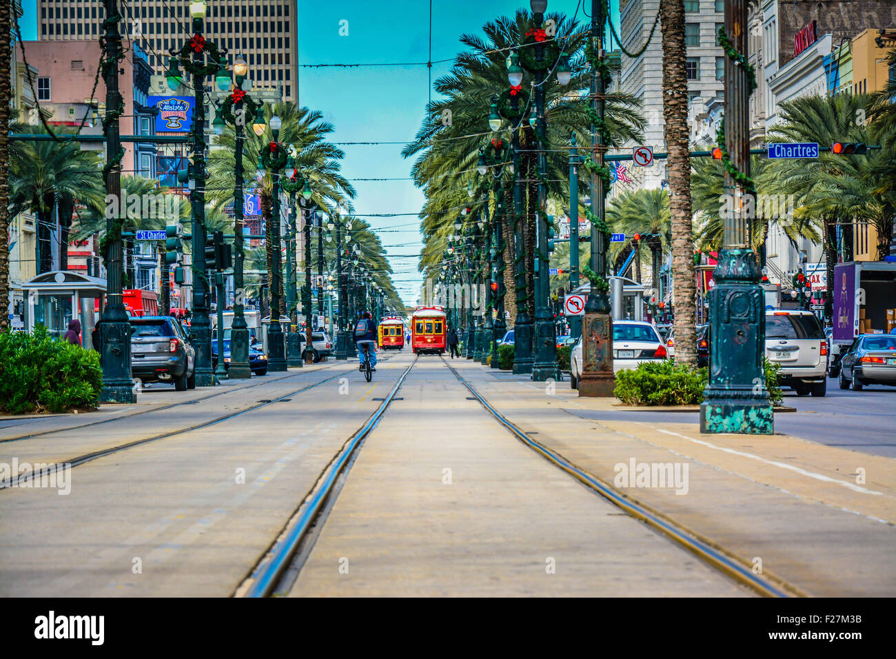Auf der Suche nach unten Palme Straßenbahnschienen und fernen Straßenbahnen und Menschen in New Orleans, LA Canal Street gesäumt Stockfoto