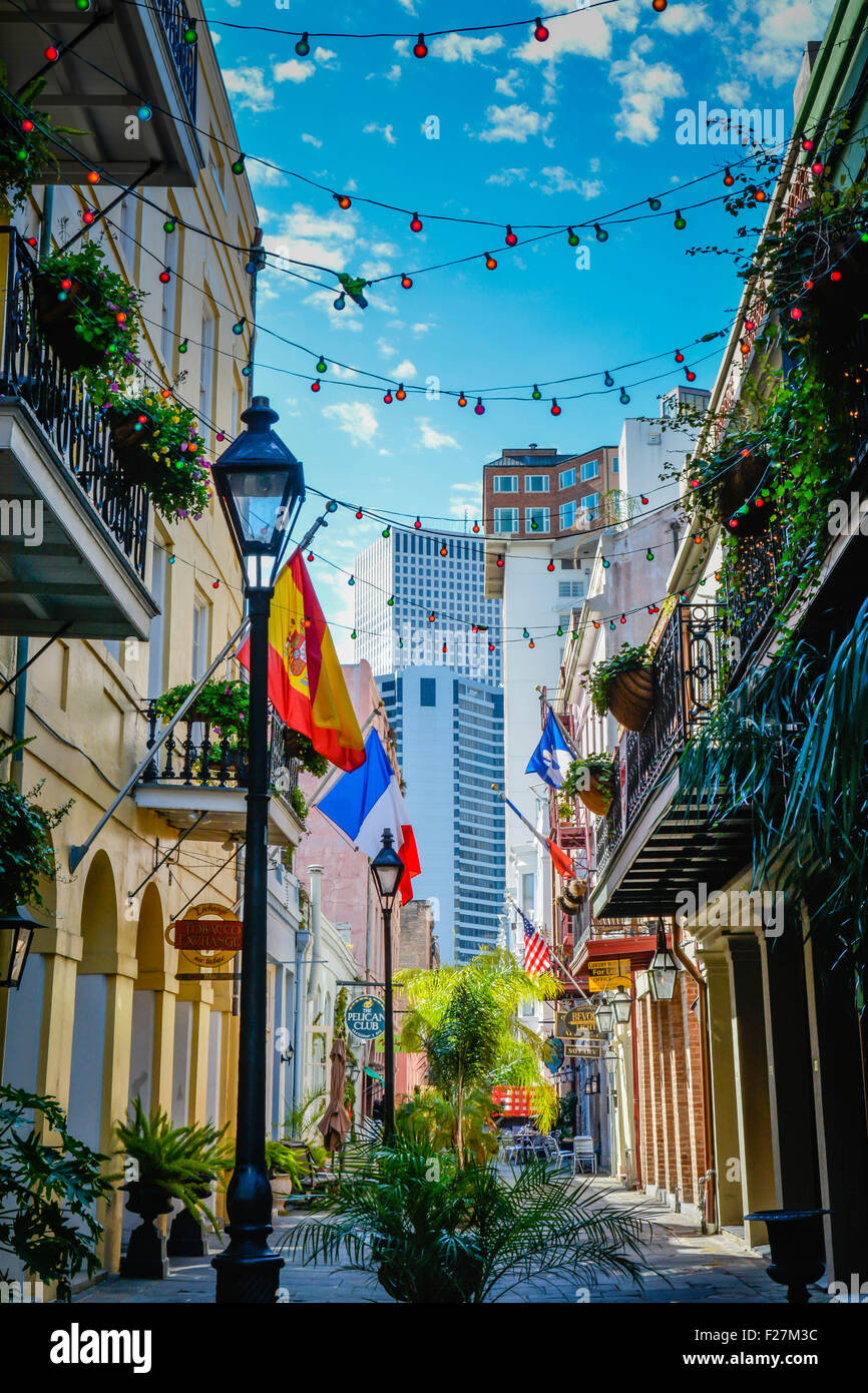 Die Fußgängerzone Exchange Place im French Quarter, New Orleans, LA, ist gesäumt von architektonisch historischen Gebäuden mit Balkonen Stockfoto