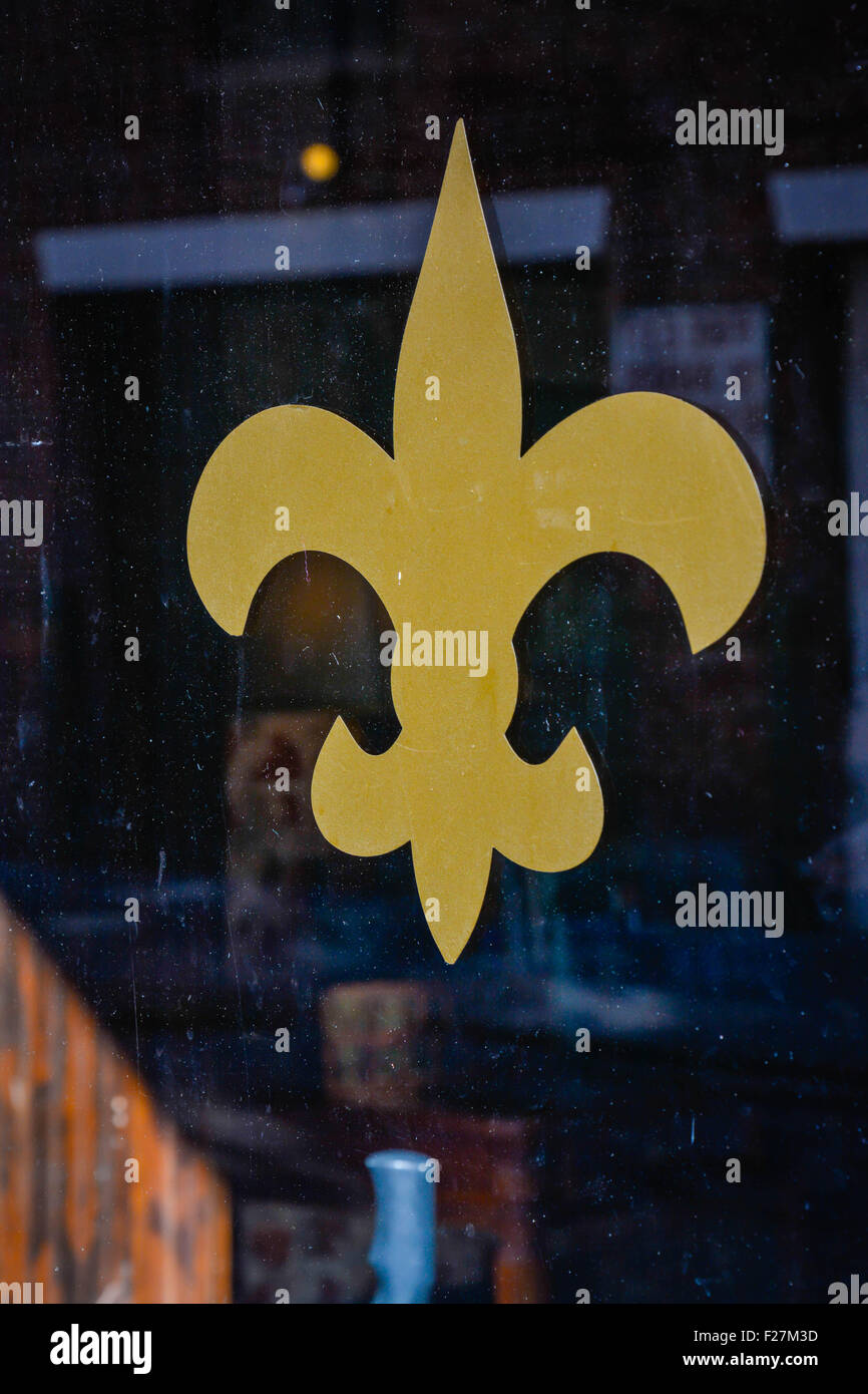 Fleur de Lis Symbol angebracht, um eine Glasscheibe in ein Schaufenster reflektieren Street in New Orleans, LA Stockfoto