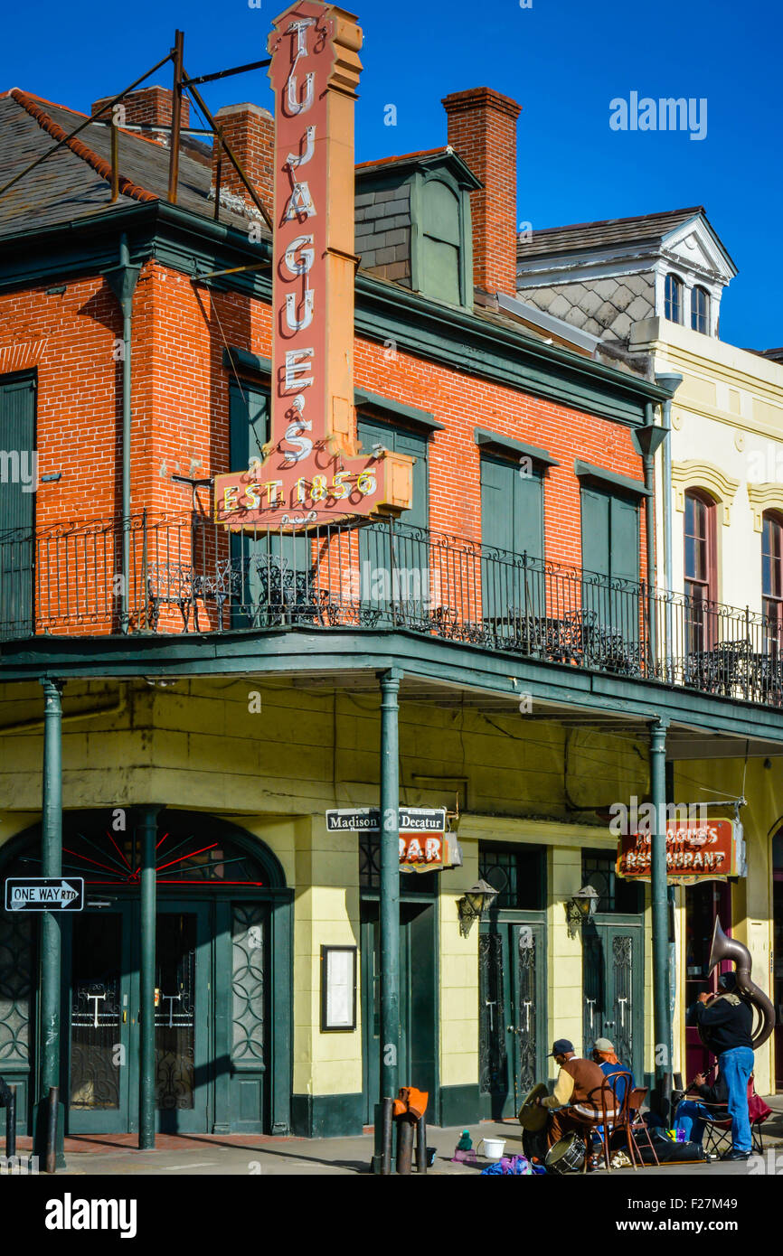 Straßenmusiker unterhalten auf der Ecke Madison & Decatur Straße, vor Tujagues Restaurant in New Orleans, LA Stockfoto