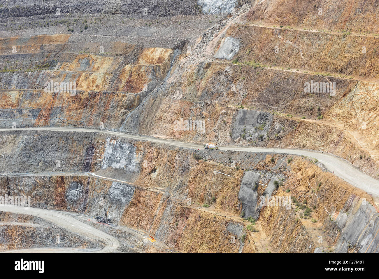 Unterseite der Tagebau und Maschinen in einem Tagebau in Waihi, Neuseeland Stockfoto